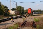 The crew for L549 heads toward GTW 5931 as the old Kilgore Yard scale sits disconnected